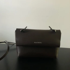 Acne Studios mini bag - Säljer denna fina Acne väskan i mörk brunt, nästintill nyskick 
