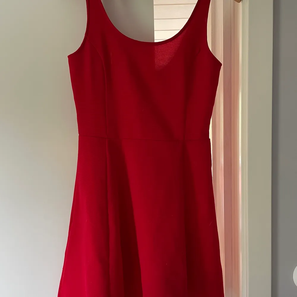 Röd klänning från HM i storlek 36. Jag är 158cm och den går mig till cirka 1dm över knäna . Klänningar.