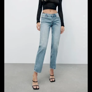 Lågmidjade zars jeans, oanvända  - Säljer mina zara jeans som ej kommit till användning. Helt oanvända och endast testade. dem är slutsålda på hemsidan så finns inte att få tag på.💗 