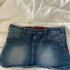 Lågmidjad jeanskjol - Skitsnygg vintage kjol, lågmidjad! Tyvärr lite stor för mig://