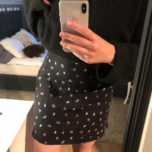 Blommig kjol - Supersöt kjol från hm, aldrig använd🖤 Storlek 38