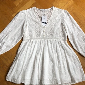 Klänning från Zara (The shana dress) - Oanvänd Klänning från Zara (The shana dress) i storlek S, säljer på grund av att jag köpte fel storlek.