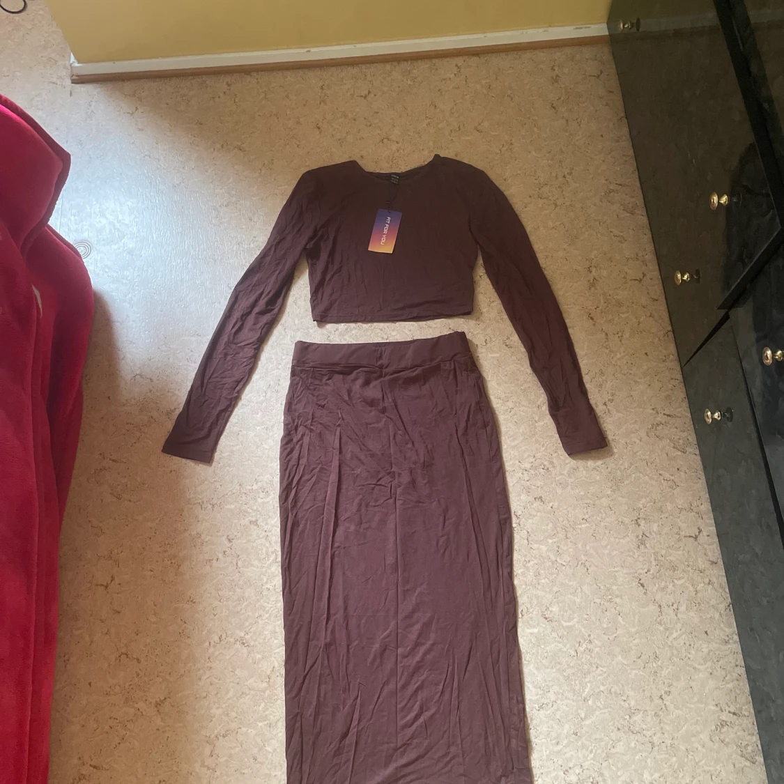 Det är en två delade outfit mörkbrunt 