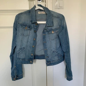 Jeansjacka  - En blå Lindex jacka i storlek xs. Frakt tillkommer!