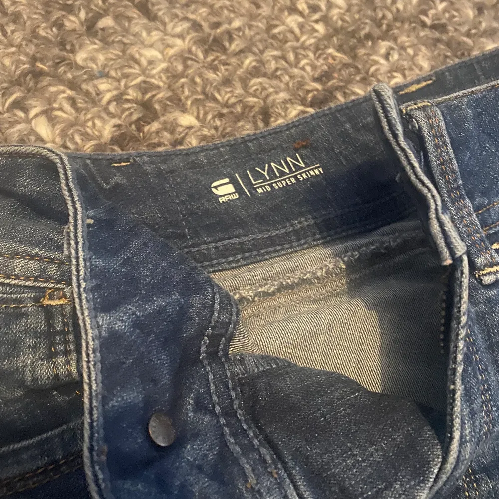 Snygga g star raw jeans i mörkblå tvätt. Använda få gånger och i bra skick! Skulle säga storlek xs. Köpta för 800kr. Jeans & Byxor.
