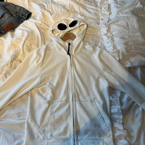 Cp company zip - Säljer nu min cp company zip hoodie, då jag har tröttnat på den. Vid snabb och smidig affär kan jag sälja den billigare. Om du har några funderingar eller frågor skicka ett meddelande till mig!