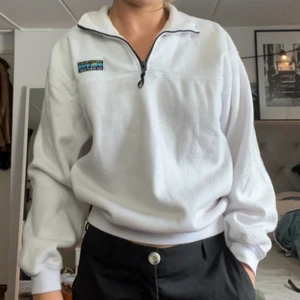 Vit zipper - Fleecetröja med dragkedja vid hakan, sparsamt använd och därmed inga fläckar eller annan defekt. 