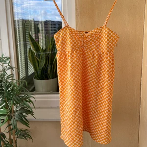 Klänning - Söt klänning från hm! Kan hämtas i Telefonplan alternativt fraktas och då står köparen för frakt 🌸