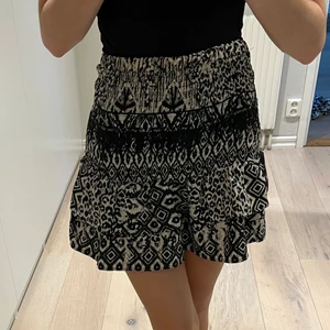 Mönstrad kjol - En mönstrad volang kjol med resår upptill, så den är töjbar, ifrån Lager 157 i storlek small💕