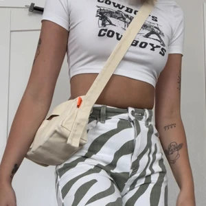 Beige crossover väska  - Ger rabatt vid köp av flera plagg/accessoarer 🦋🦋 kolla min sida 💚