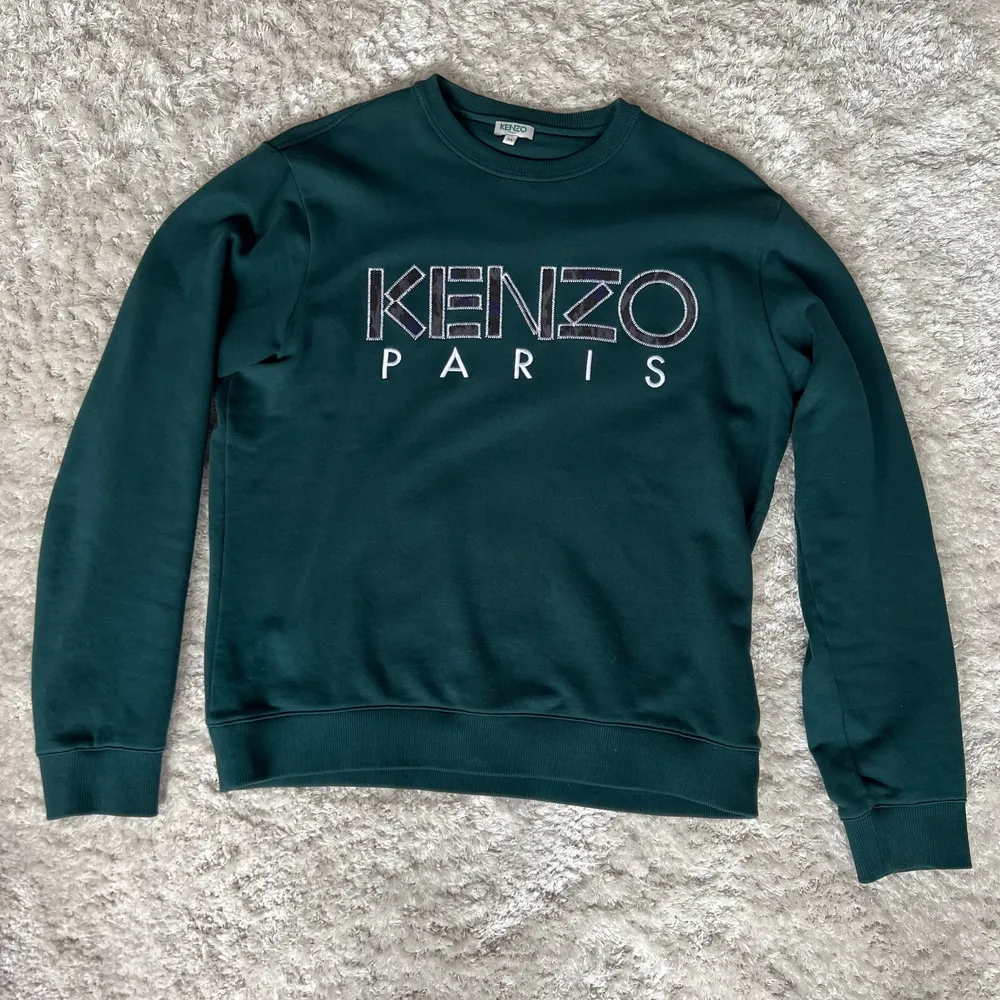 Mörkgrön KENZO tröja, andvänd ett fåtal gånger. Köparen står för frakten! . Hoodies.