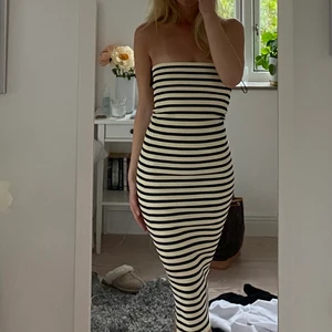 ⚡️SÄLJER⚡️Randig klänning🤍💙 - Säljer denna populära, slutsålda klänningen från Zara! Så fin passform, använd endast ett fåtal gånger. Storlek S. Bud fram till fredag 19/8, går även att köpa direkt vid bra pris och snabb affär! Köpare står för frakt, 62kr☺️