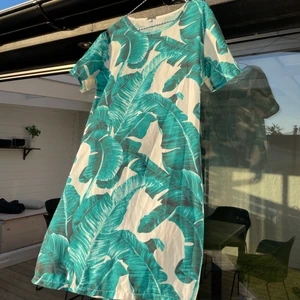 Blommig klänning  - Tunnt material, luftande 