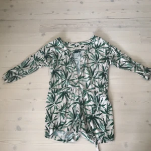 Fin jungel jumpsuit - Här har vi en fin kort jungel jumpsuit med ett matchande insytt skärp. Perfekt till sommaren! 💕 kom privat för mer bilder eller om ni är intresserade av att köpa!