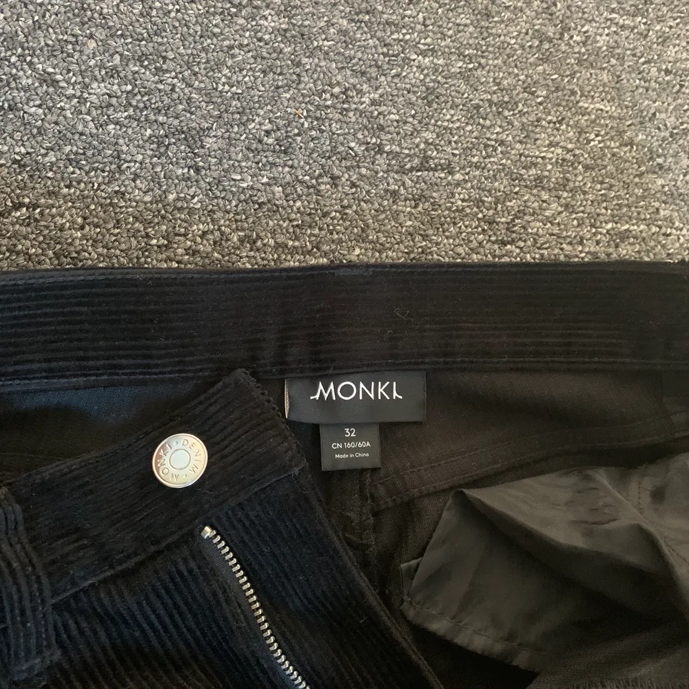 Ett par wide monki byxor i manchester. Modellen heter yoko. De är använda typ en gång så i gott skick. Storlek 32💕. Jeans & Byxor.