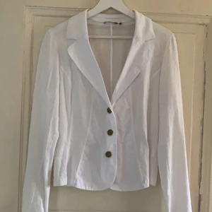 Linne skjorta  - Den är helt oanvänd pågrund av att det inte är min storlek! Annars jättefin och i bra skick☺️