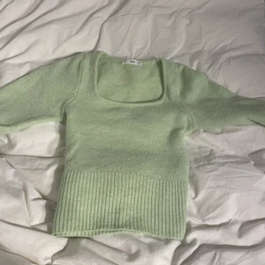 Långärmad tröja  - Grön lite tjockare långärmad tröja från Mango. Köpt i höstas och används 1-2 gånger då jag är obekväm med hur den ser ut på mig. Tröjan är liten i storleken och passar xs/ och inte M som den utger sig att vara. 
