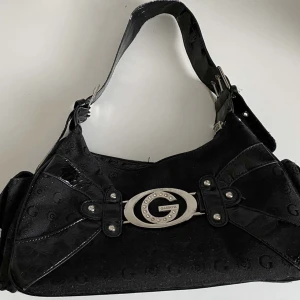 Gamaya väska - Skitsnygg svart Gamaya väska med silver detaljer❤️ Väskan är knappast använd och har mycket utrymme. Modellen är en lite axelväska❤️direktpris: 250kr 