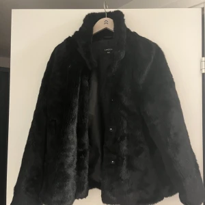 Svart jacka från Lindex - Knapparna är magnetiska, men en knapp fäster inte riktigt bra, därav billigt pris men tycker personligen att den väldigt snygg öppen också :)