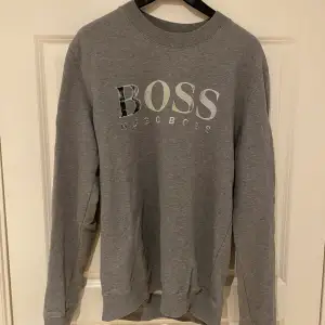 Hugo Boss sweatshirt i storlek L. Färg: Grå. Färgen har slitits bort på märket.