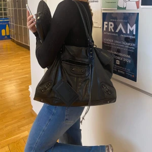 Balenciaga väska - Säljer nu min väska från Balenciaga som är köpt på vestiare collective för nästan 6000 kr. Skicket är väldigt bra och har själv endast använt den ett par gånger. Limited edition modell. Måtten är 43 cm x 30 cm och 15 cm bredd inuti.