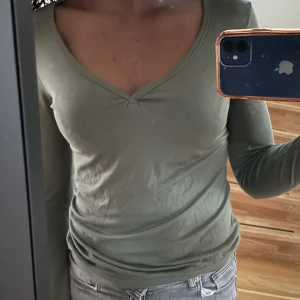 Guess tröja - Säljer denna guess tröja då den inte riktigt är min stil, i storlek 36. Säljer för 266kr inklusive spårbarfrakt❤️