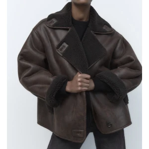 Jacka från Zara - Säljer denna populära jacka från Zara som jag bara använt 1 gång så i princip ny, har kvittot kvar men tagit bort lapparna så kan ej returnera.. nypriset är 1200kr. Ganska oversize så kan passa större storlekar också/får plats med tjockare tröjor under! 