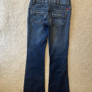 Lågmidjade jeans - Säljer min mammas gamla vintage jeans som är utsvängda och lågmidjade. Byxorna är i bra skick. Jag är 160 och dom är lite för långa för mig.