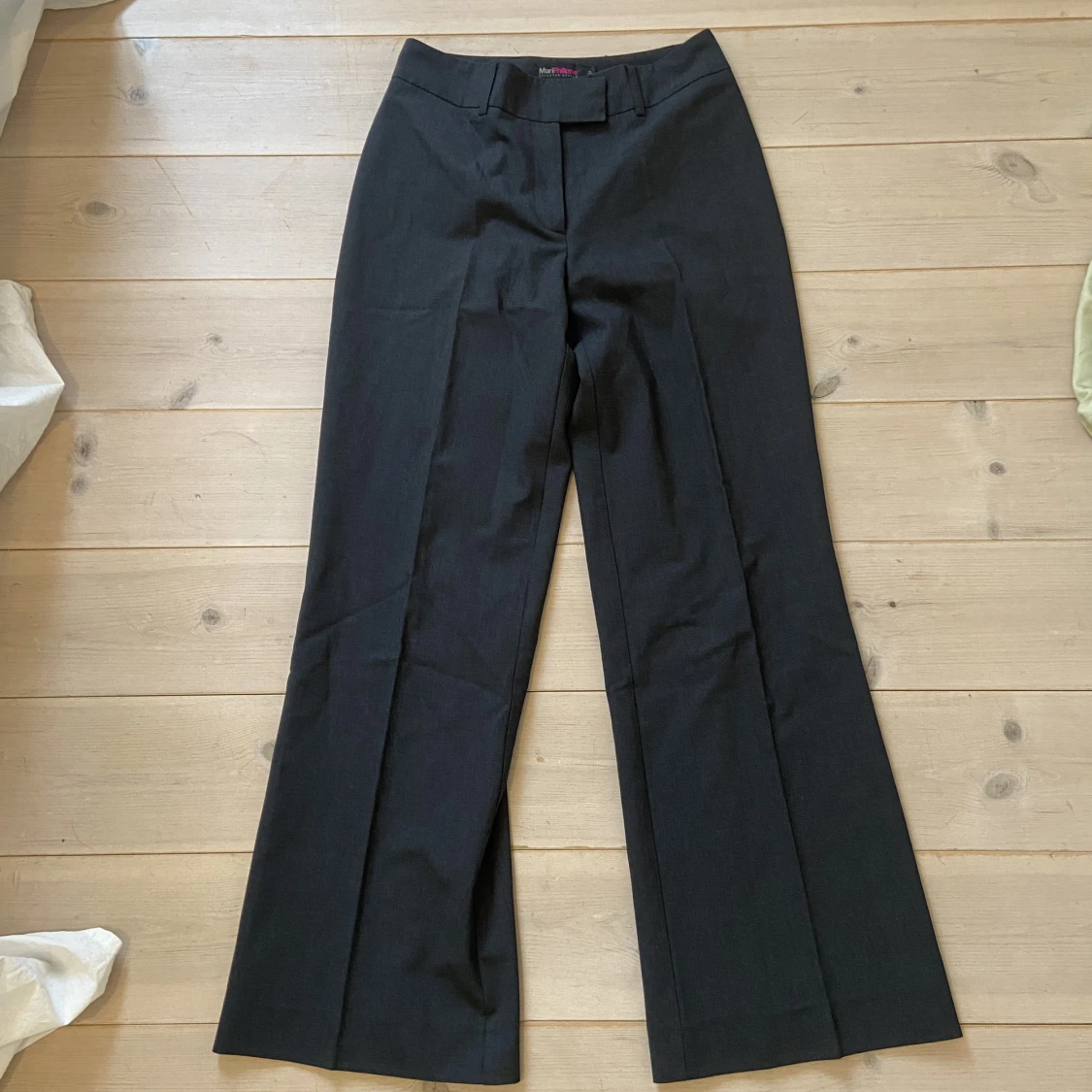 Mörkgrå kostymbyxor