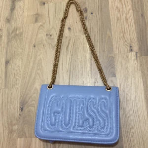 Guess väska  - Jag vill sälja den för att jag gillar inte färgen 