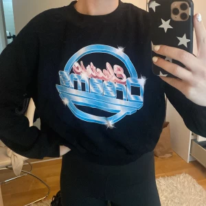 Sweatshirt  - Sweatshirt med tryck!! Det är en M men skulle säga det är en S💕💕