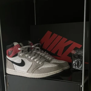Jordan 1 high light smoke grey - 🍄Jordan 1 high light smoke grey i storlek 42 🍄💥Box, kvitto och extra skosnören finns 💥🦋Använda men bra skick 🦋🍀Vid frågor eller fler bilder är det bara att kontakta mig 🍀📦Kan frakta eller mötas upp i Stockholm 📦🎸Pris kan diskuteras vid snabb affär 🎸