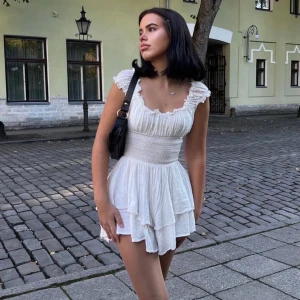 Vit klänning - Så himla fin klänning som passar bra till studenten, skolavslutning eller bara som en jättesöt sommarklänning. Köpt nyligen och endast testad så prislappen sitter kvar! Köptes för €70. Skriv privat om du har någon fråga eller vill ha fler bilder💕😊 