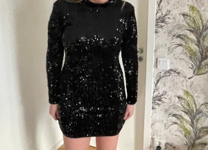 Glittrig klänning - Svart glittrig klänning, aldrig använd(prislapp kvar). Ordinarie pris 699kr