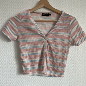 Randig topp - Super söt topp där du själv kan bestämma hur du vill ha den knäppt  Tyvärr andvänder jag själv inte den längre 