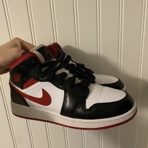 Air Jordan 1 mid Gym Red - Skorna är begagnade och utan box! Skicket skulle jag säga är 8-9/10 de är använda fåtal gånger och ser så gott som nya ut. Storlek 39 Eu. Säljer billigt men skicka gärna förslag!