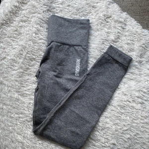 Gymshark  - Gymshark Adapt seamless i ljusgråa, storlek XS. Har klippt av tvättlappen där storlek står men är xs. Använd få ggr, inga skavanker.  Sista bilden bara för visa rätt färg 