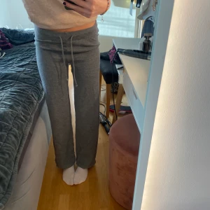 Stickade mjukisbyxor - Säljer dessa supersköna och snygga stickade mysbyxor i merinoull, i perfekt skick! Köpta för 699 