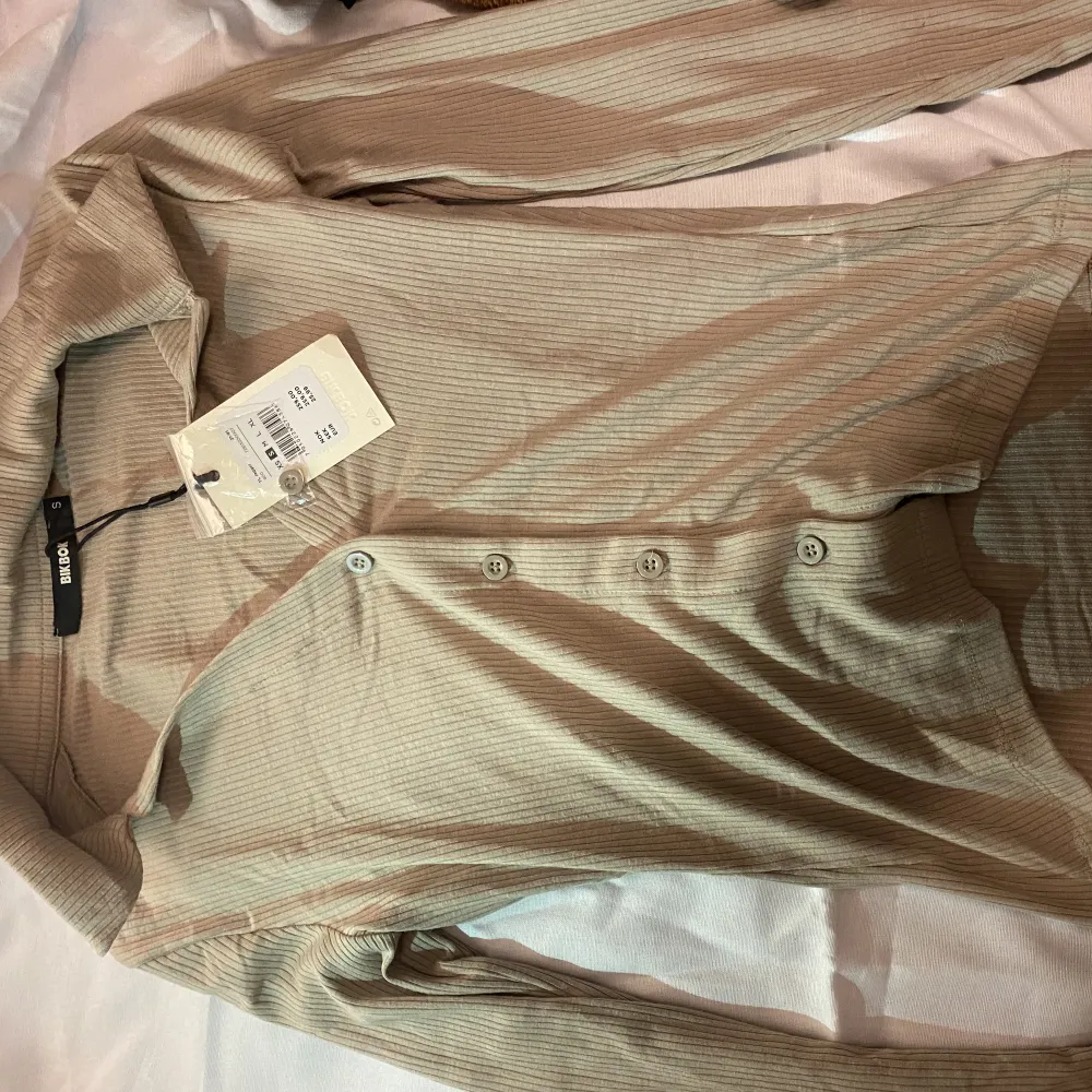 Beigeish/mauve tröja från bikbok som köptes för 259 sek. Aldrig använd, prislapp är kvar. Kan mötas upp i gbg/skövde eller frakta :) . Toppar.