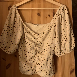 Prickig blus - Prickig blus från Monki, oanvänd! 
