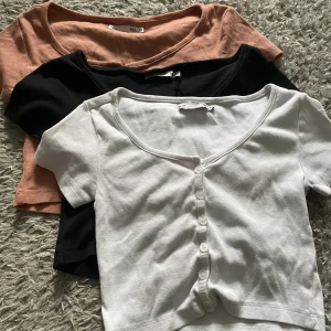 Toppar - Toppar i storlek Xs i olika färger. Passar en S väldigt bra också. Helt nya så endast testade men kommer ej till använing. 120kr+frakt för alla 3 eller 1 för 30kr+frakt!