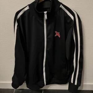 Axel arigato jacka - Säljer nu min väldigt fina Axel arigato jacka/trackjacket som köptes ny för 1700kr Storlek xl och är true to size!