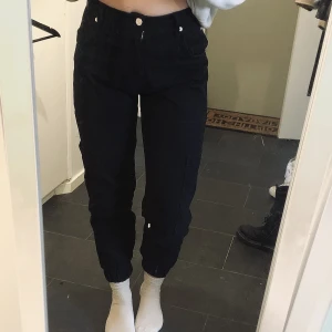 Cargo pants - Svara cargo byxor, knappt använda!