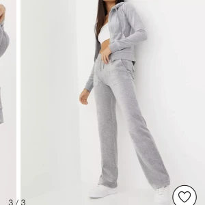 Juicy Couture - Säljer mitt juicy couture set, använd ett fåtal gånger och kommer inte till användning längre! Nypris 2300kr. Pris kan diskuteras vid snabb affär!