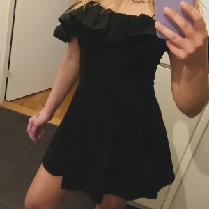 ”Skater dress” med volang - ”little black dress” från ASOS Använd 1 gång