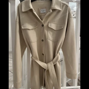 Mocka jacka  - Använt max 2 gånger, den är i bra skick. Jackan säljs inte i Sverige. Säljer pga ingen användning