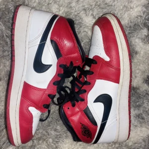 Jordans 1 Chicago  - Säljer dessa jordans 1 mids, i modellen Chicago pga att det inte kommer till användning. Det är använda men i superfint skick. 