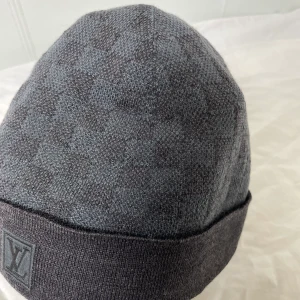 Lv mössa - Äkta navy blue, säljer pga att den hamnade i tvätten och blev liten för mig. Kan byta mot en grå lv mössa eller svart. Kan mötas upp i Stockholm eller frakta.