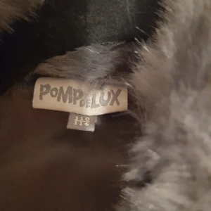 Väst, pomp deluxe - Nytt skick. Grå pälsväst-pomp deluxe. Stl.110/116