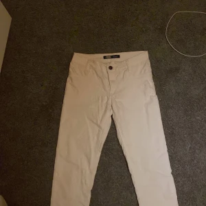 Lågmidjade Jeans - Säljer dessa snygga lågmidjade Levis jeans pga att dom har blivit förstora för mig i midjan. Använda men väldigt bra skick! 